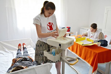 România are aproape un sfert din mamele minore din Uniunea Europeană. Sub 2% din acestea beneficiază de servicii publice de asistență socială (Cercetare Salvați Copiii)