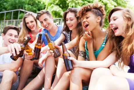 Ce fac adolescenții de azi ca să cumpere alcool: inventivitatea la rang de artă