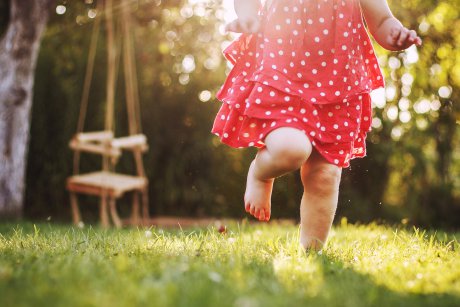 8 motive științifice să îți lași copilul să meargă în picioarele goale