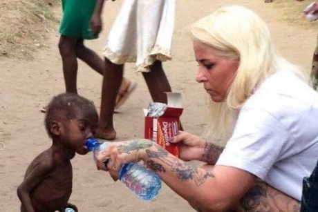 Îți amintești de băiețelul subnutrit din Nigeria salvat de o asistentă socială? Uite cum arată și ce face acum