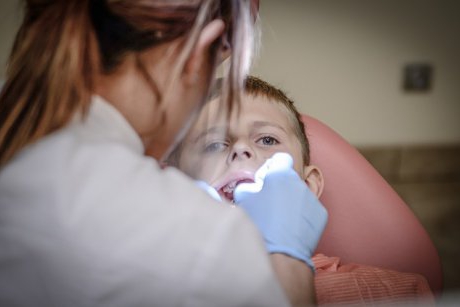 Dinte crescut în gingie la copii : Cauze și metode de îndreptare