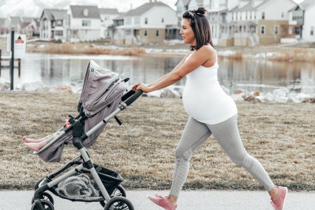 Confort și siguranță în sarcină și după naștere! 8 articole modelatoare perfecte pentru orice mamă