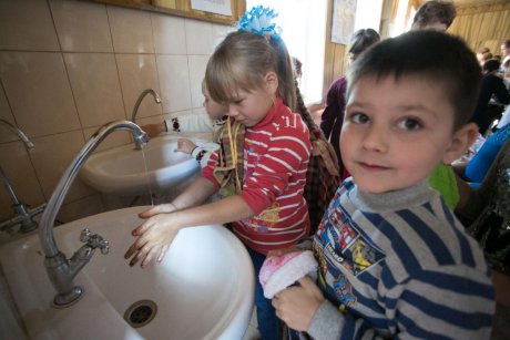 UNICEF și OMS:1 din 4 școli din România nu deținea dotările minime necesare spălării mâinilor înaintea declanșării pandemiei de COVID-19