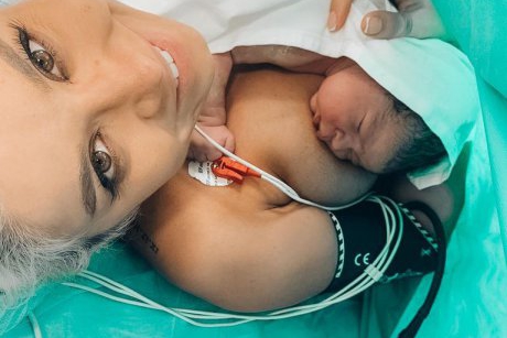 Alina Ceușan a născut! Prima poză cu bebelușul, după 12 ore de travaliu