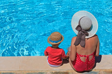 Un tătic îşi goneşte soţia de la piscină din cauza corpului ei postpartum şi apoi întreabă internetul dacă a avut dreptate