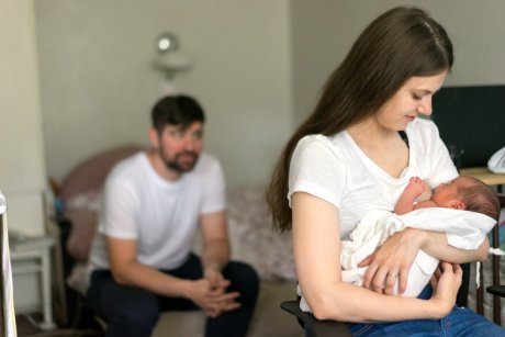 Soţul ei a ascuns laptele praf pentru a o forţa să alăpteze copilul chiar şi cu sânii însângeraţi