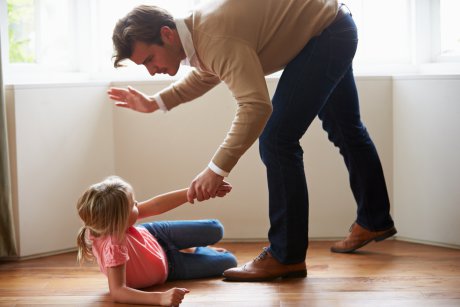 Părinții nu mai au voie să își plesnească copiii! Ce spune legea