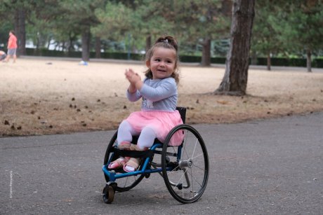 Povestea Irinucăi: A fost o dată un papuc de cleștar care a devenit scaun rulant pentru o fetița de 2 ani care a sfidat o boală cruntă