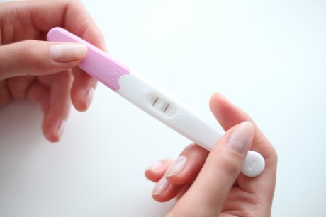 Afacerea momentului pe Facebook: Gravidele își vând testele pozitive de sarcină
