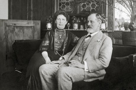 Ce îi spunea Freud mamei celor şase copii ai săi: "Căsnicia nu e stabilă până când soţia nu reuşeşte să-l transforme pe soţ în copilul ei". Secretul unui mariaj de 53 de ani