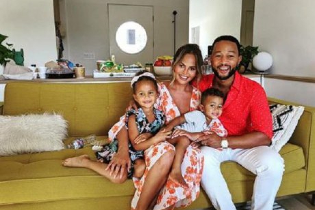 Chrissy Teigen despre problemele ei cu alăptarea: "Este timpul să normalizăm şi laptele praf"