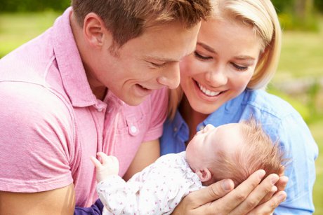 Minunile medicinei: S-a născut primul bebeluş dintr-un embrion îngheţat acum 27 de ani