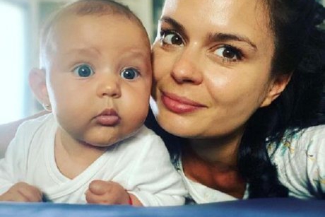 Îţi mai aduci aminte de Ana Maria, cea care cânta "Ochii tăi"? Acum este mama unei fetiţe