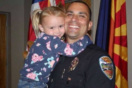Un polițist a adoptat o fetiță abuzată, pe care a salvat-o de proprii ei părinți