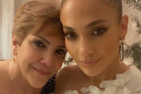 Poză rară cu Jennifer Lopez și mama ei. La 75 de ani pare sora fiicei ei