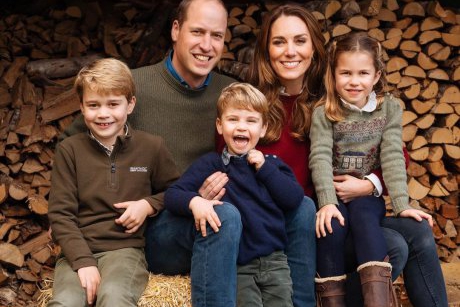 Kate Middleton și Prințul William au publicat fotografia oficială de Crăciun! Mezinul familiei a cucerit planeta cu zâmbetul lui