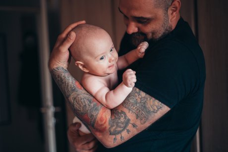 Cel mai dedicat tată: și-a tatuat semnul din naștere al fiului său, în semn de solidaritate