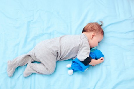 Cât de periculos este ca bebe să doarmă pe burtă?