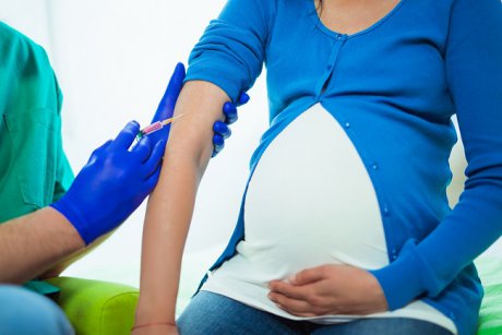 Femeile însărcinate şi cele care alăptează se pot vaccina împotriva COVID-19? Ce spun experţii