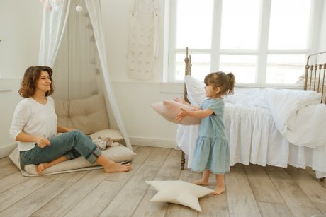 Tendinţa de parenting în 2021: cum te poate ajuta minimalismul să fii un părinte mai bun