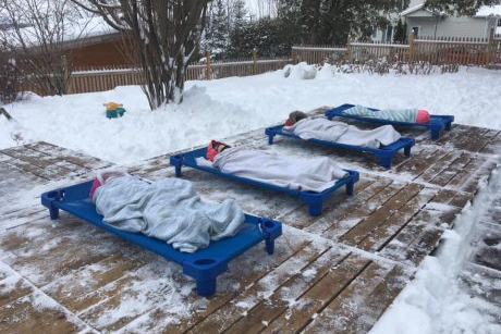 Cum arată somnul de prânz de la grădiniță al copiilor din Quebec: afară, în paturi, la 0 grade Celsius