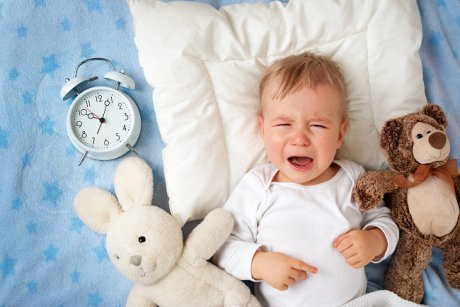De ce se sperie bebelușii în somn?