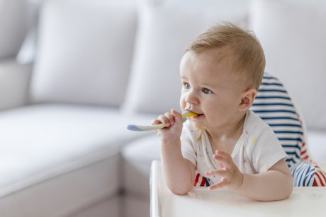 Articolele pentru hrănirea bebelușilor, o provocare pentru părinți