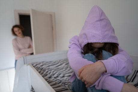 O fetiţă româncă şi-a anunţat profesoara că mama ei vrea să o vândă pe 3000 de euro. Cum a reuşit să evadeze