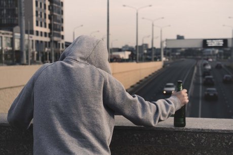 Studiu îngrijorator: peste 80% dintre elevii români consumă alcool