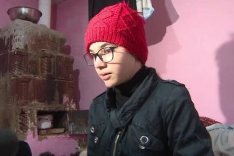 La 11 ani o fetiță din Gorj își dorește de ziua ei doar un braț de lemne, ca să nu îi mai fie frig