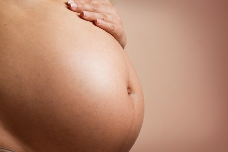 De ce urina miroase urât în sarcină? Răspunsul specialistului