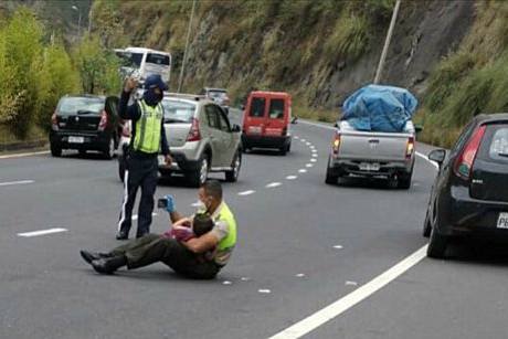 Scene emoționante! Un ofițer de poliție consolează un băiețel de 4 ani după un accident de mașină, îmbrățișându-l în mijlocul șoselei