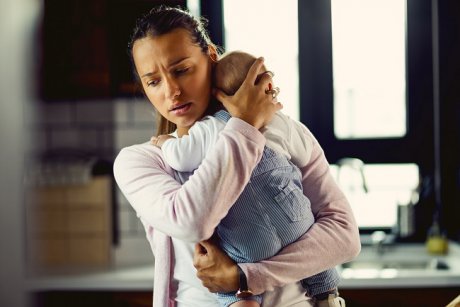 Anxietatea după naștere m-a făcut să regret că am devenit mamă