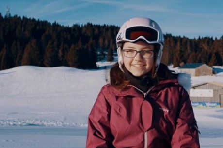 La 8 ani a învins cancerul, dar și-a pierdut piciorul. Și totuși Maya luptă acum să devină campioană la snowboarding