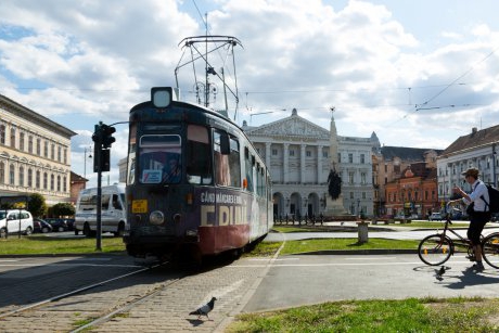 Elev bătut cu pumnul și scuipat în tramvai de un bărbat care a vrut să îi verifice biletul de călătorie!