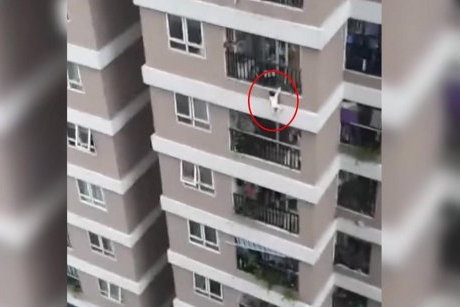 VIDEO: Cum a supraviețuit o fetiță unei căzături de la etajul 13. Îngeri păzitori chiar există!