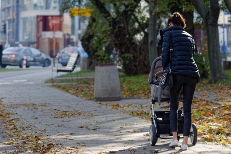 O femeie din Cluj dată afară din magazin pentru că a intrat cu un cărucior de bebe: „M-am simțit înjosită”