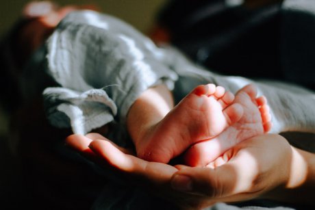 O mamă din Bihor și-a vândut bebelușul pentru 7.000 de euro