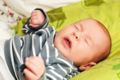 Strănutul la bebeluși: a răcit sau e normal?