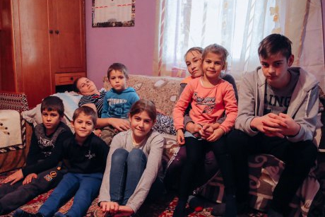 Au rămas fără tată, fără casă, iar mama lor este grav bolnavă. Cum poți ajuta 7 copii greu încercați de viață