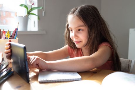 Școala online a devenit obligatorie: află ce reguli se aplică