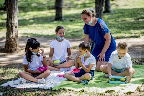 Copiii au nevoie de mască în spații deschise?