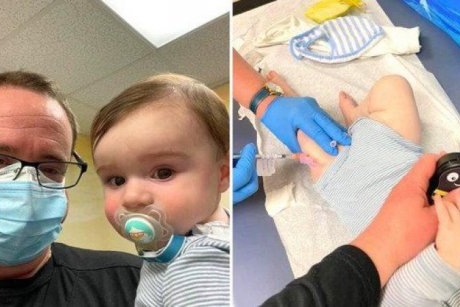 Un bebeluș de 8 luni, cea mai tânără persoană din lume vaccinată cu ambele doze de vaccin Pfizer