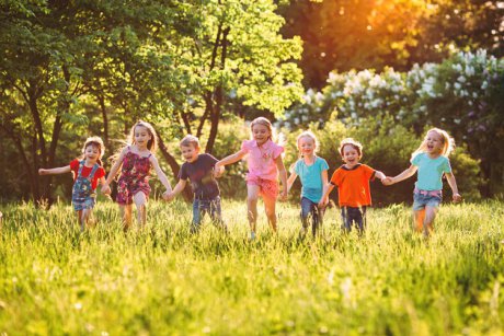 Dezvoltarea socială a copiilor: de ce sunt importante relațiile de joacă și discuțiile dintre prichindei