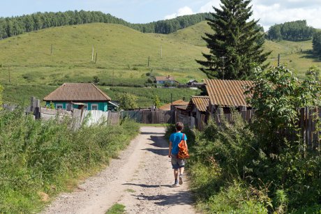 Copiii din mediul rural ajung tot mai greu la școală. „Au fost situații când nu am venit la școală fiindcă nu am avut bani să vin cu autobuzul”