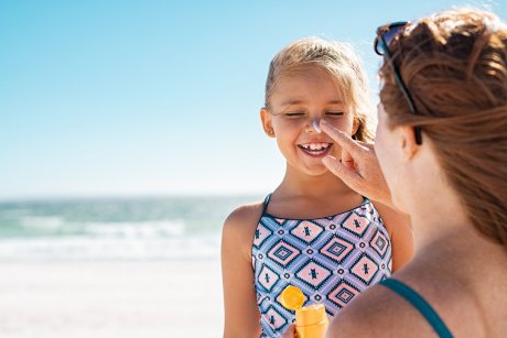 Atenție! Ingredientul din cremele de protecție solară care cauzează cancer