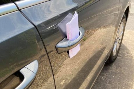 Ce a găsit o mamă pe mașină: biletul pe care toate mamele trebuie să și-l scrie una alteia