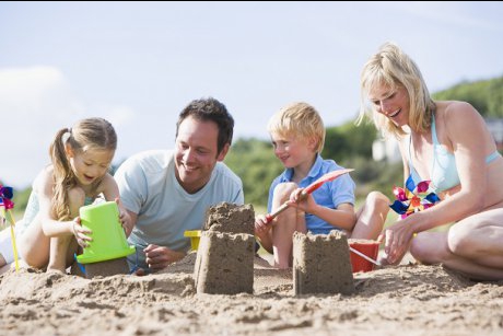 12 activități pe care le poți face la plajă cu copilul