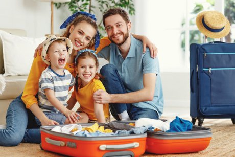 Lista bagaj vacanță copii: ce trebuie să nu-i lipsească din valiză pentru un concediu reușit