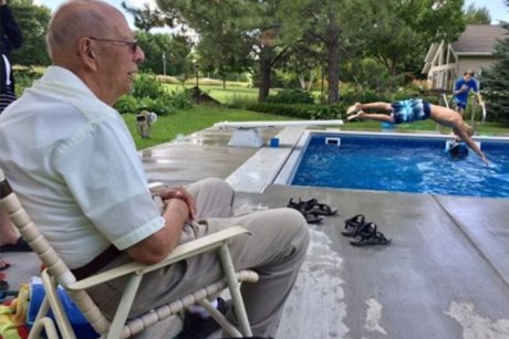 De ce un bărbat văduv de 94 de ani a construit o piscină pentru toți copiii din cartier